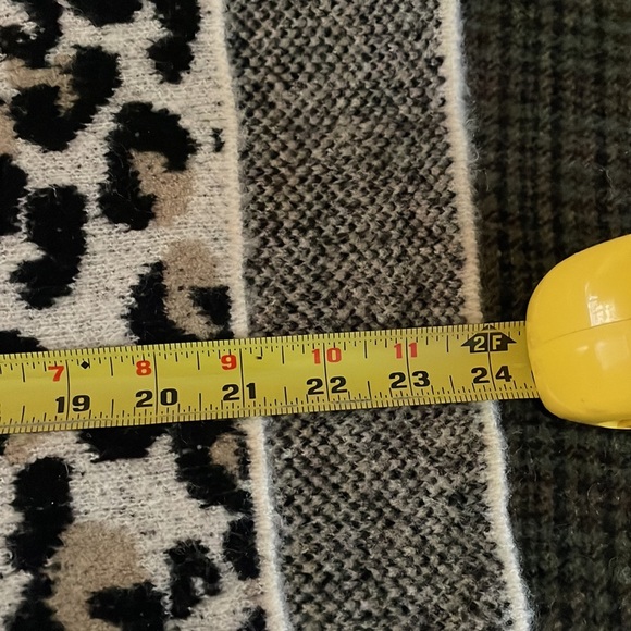 Central Park West light leopard print split hem super soft sweater. Size Medium - Picture 11 of 11